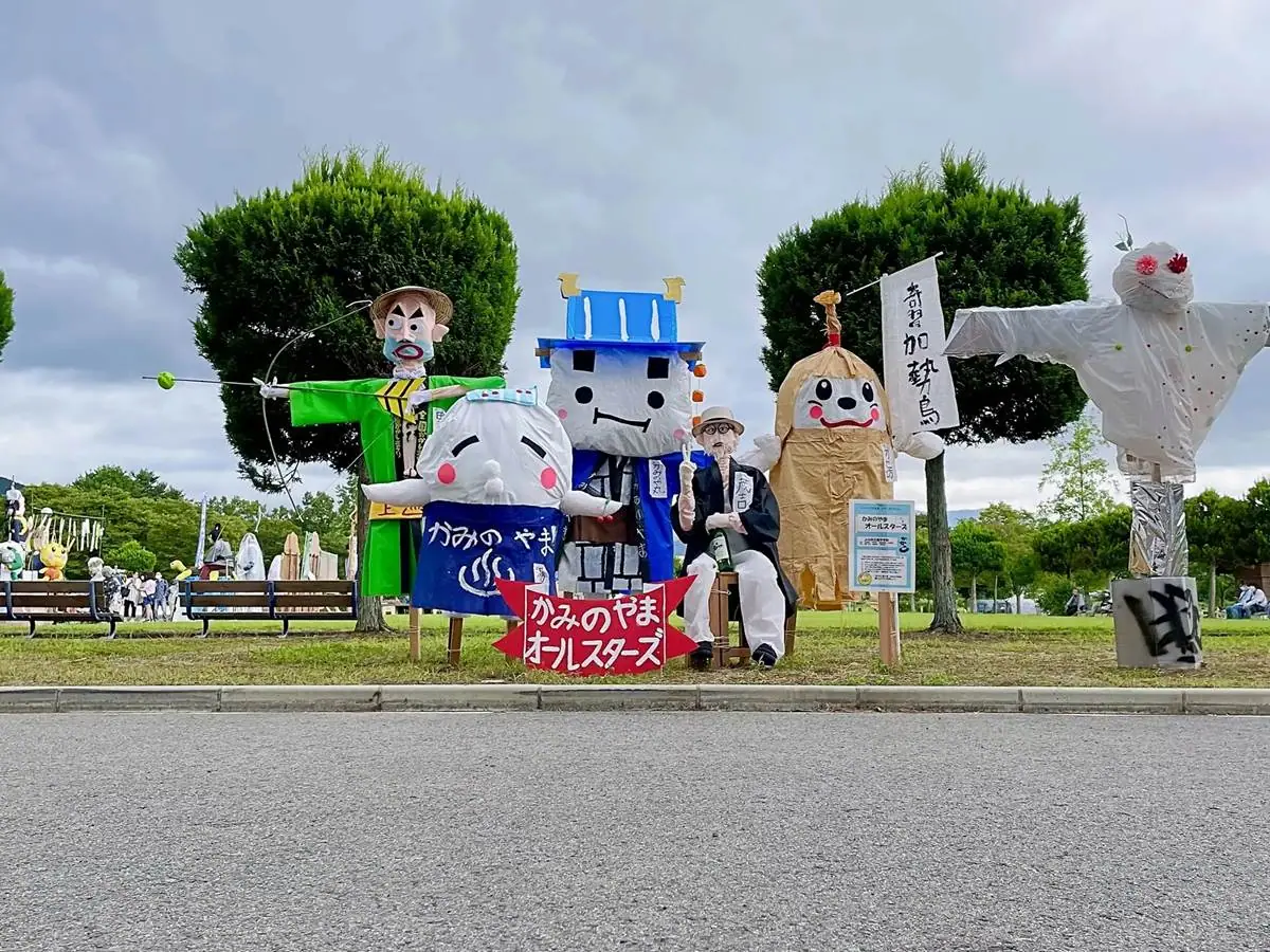 南中学校からまつ学級が制作した上山市の人物やマスコット = 2021年9月5日 市民公園