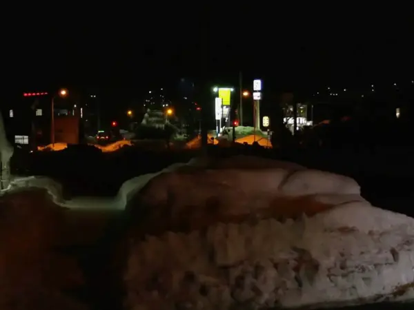 【夜なのに明るい上山市内】雪国ならではの「雪明り」を紹介します