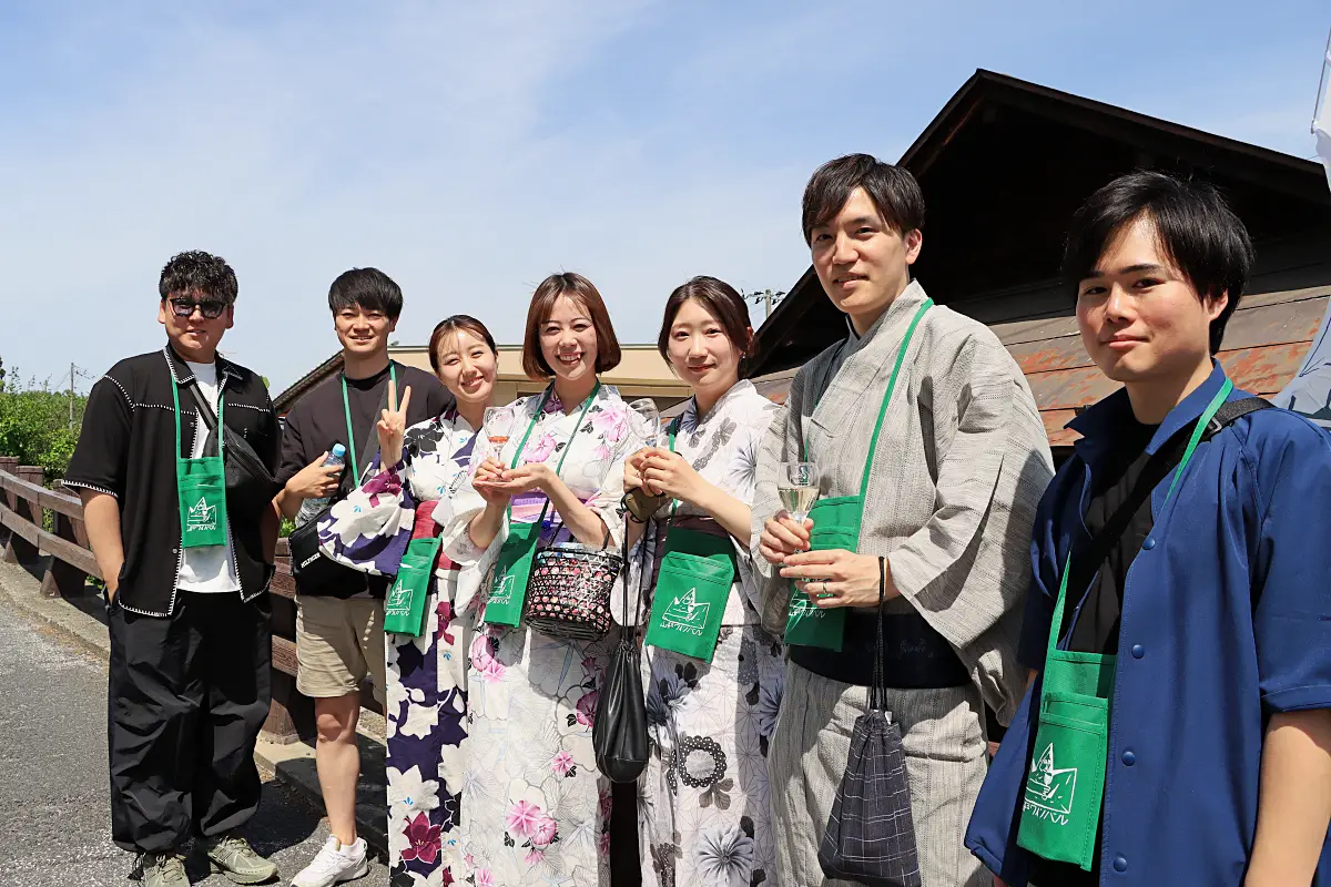石橋さん夫婦と高校時代の友人の皆さん = 2024年5月11日 山形ワインバル(元城内)