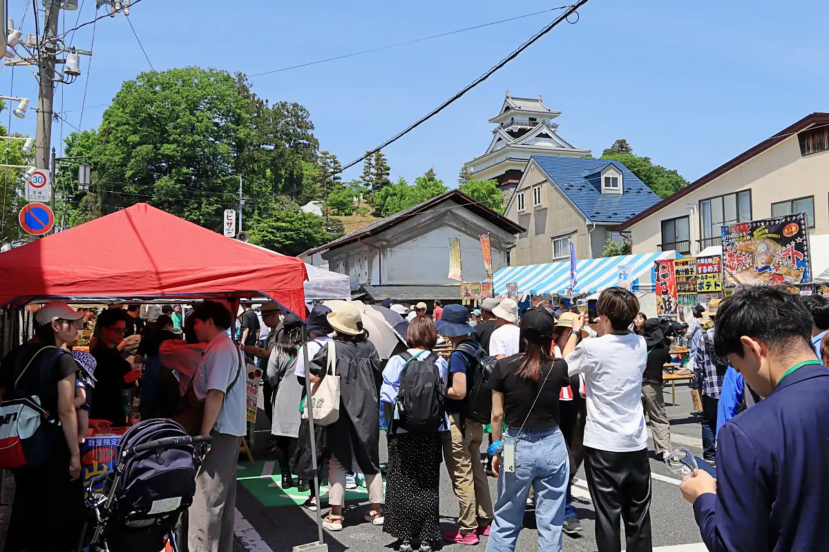 多くの人が訪れた、上山城を背景に会場の様子 = 2024年5月11日 山形ワインバル(元城内)