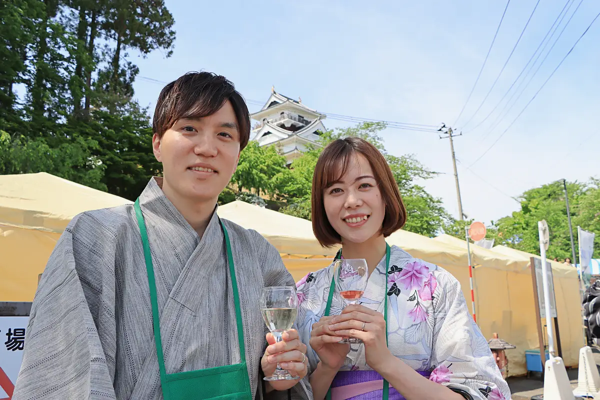 浴衣で訪れた石橋さん夫婦 = 2024年5月11日 山形ワインバル(元城内)