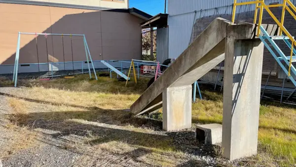 すべり台やシーソー「赤坂公民館」に隣接する広くないけど遊具豊富な遊び場