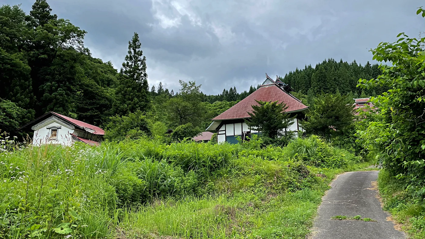 集落に残る家屋 = 2022年7月6日 泥部