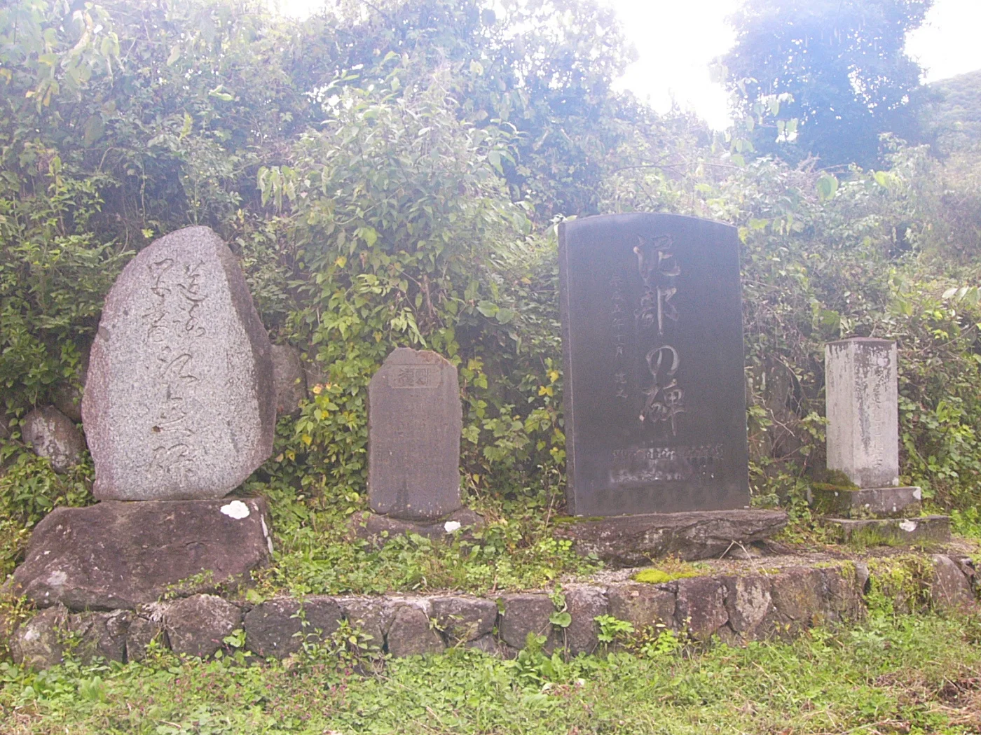 「泥部の碑」と彫られているものが離村記念碑(1993年11月建之)。そのほかの碑は頌徳碑や道路記念碑、墓 = 2021年10月17日 泥部