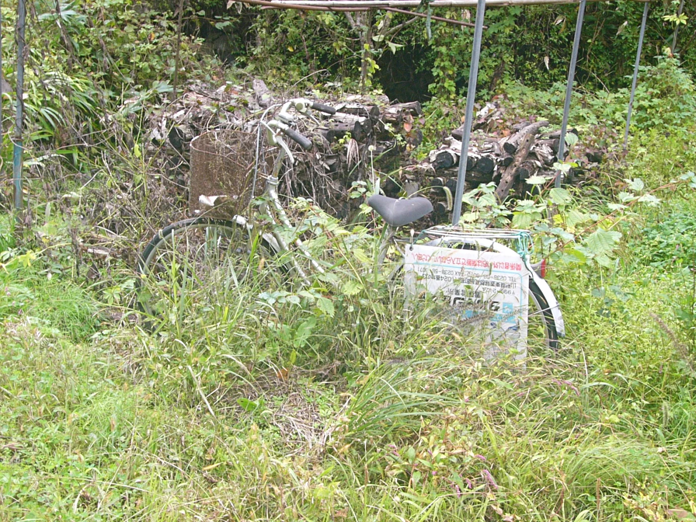 当時のものではなさそうな放置自転車 = 2021年10月17日 泥部