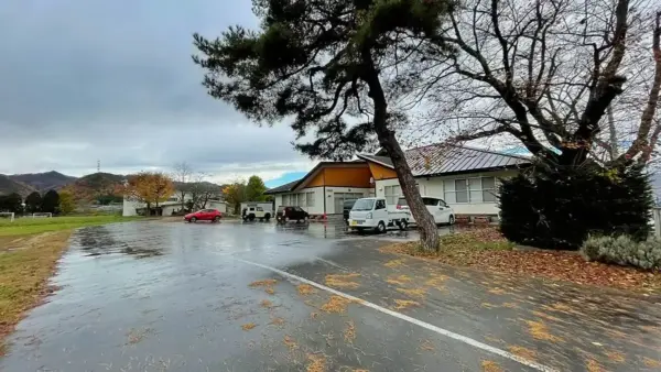 ぐねぐねの雲梯に広い草むらなど「本庄地区公民館」の遊具などを紹介します