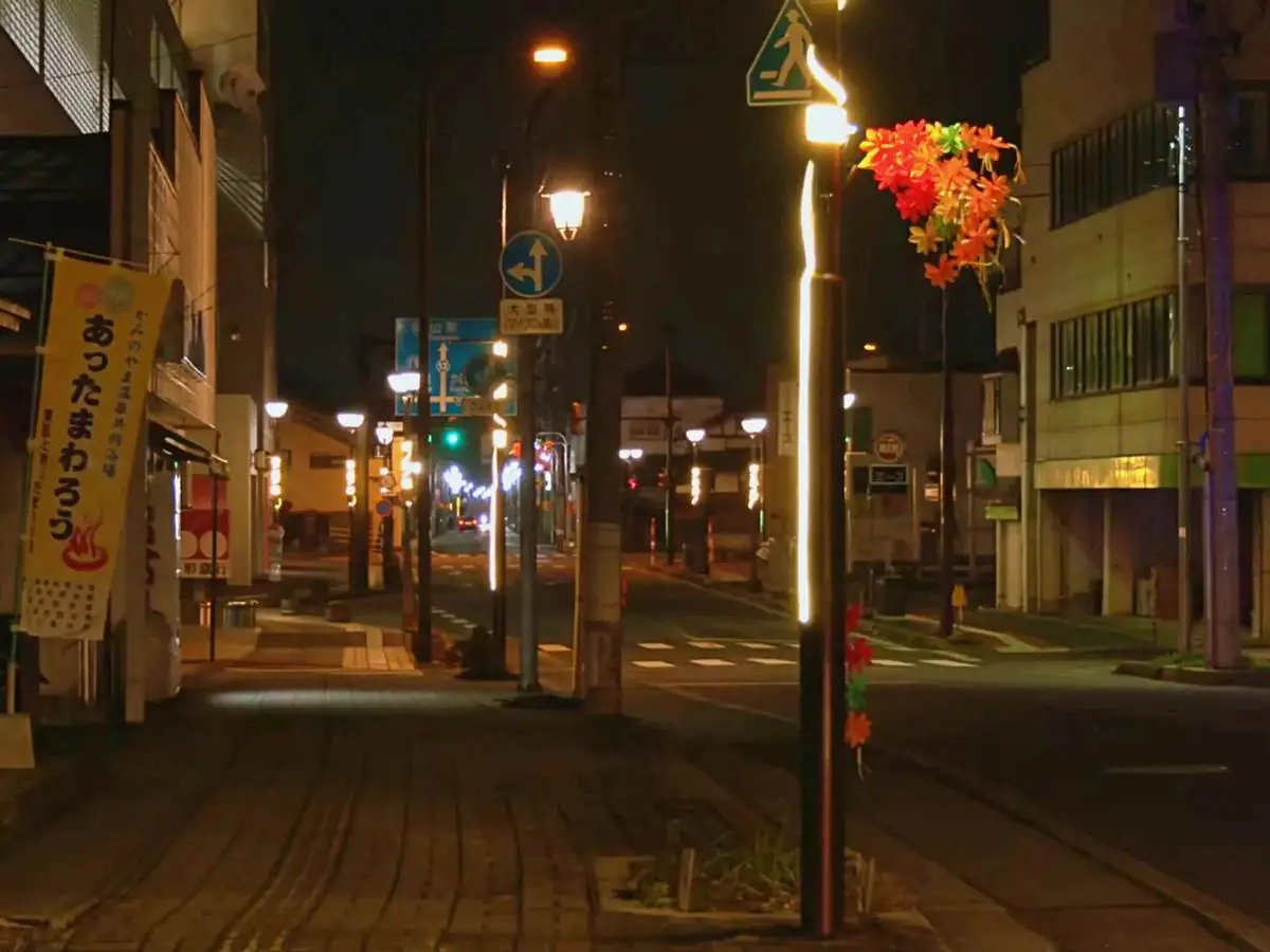 二日町プラザのすぐ前を走る道路とイルミネーション = 2021年撮影