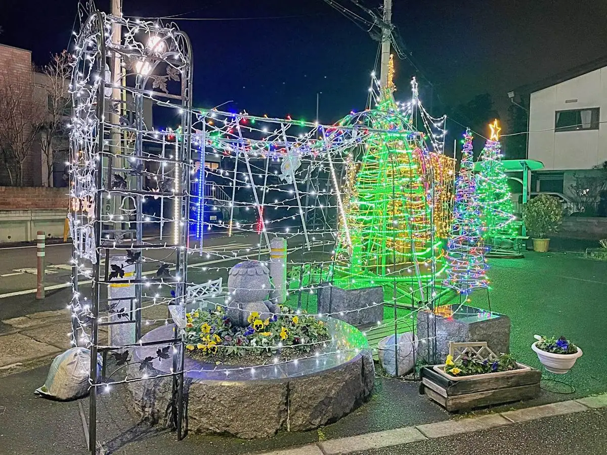 小さな公園に設置されたイルミネーション = 2023年撮影