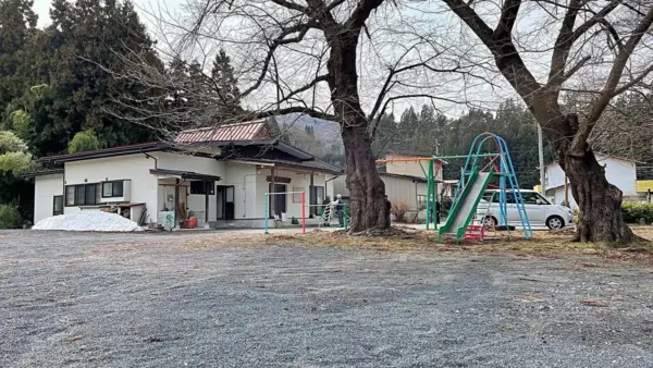 蔵王川沿いにある「高野公民館」ブランコや鉄棒で遊べる！