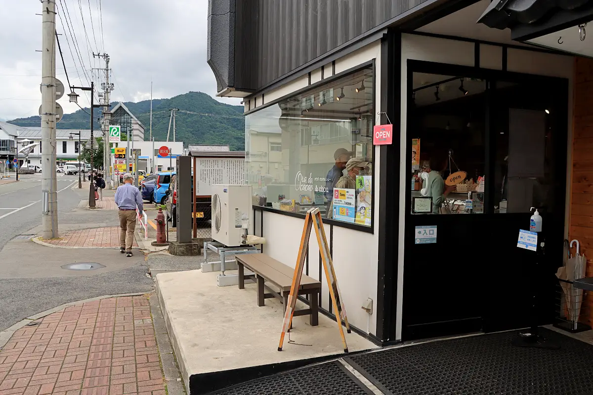 駅前通りの白い自販機が目印の店舗 = 2024年6月2日 Ora da cacao＆chou前