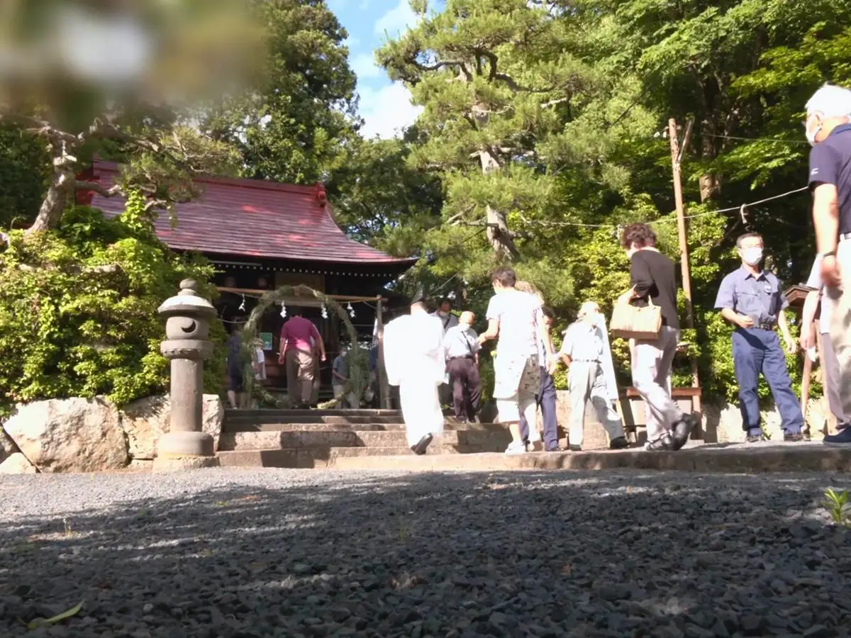 輪をくぐる人 = 2022年6月30日 月岡神社