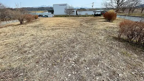 工業団地にある草むらと四阿「蔵王の森第2公園」